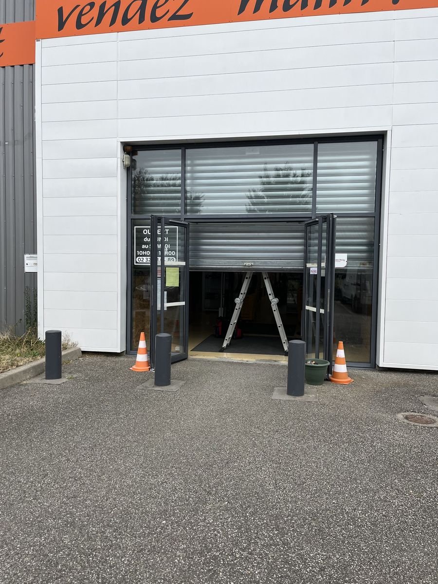Axes motorisés de rideaux métalliques assemblés dans notre atelier, prêts à poser – dépannage à Vinantes