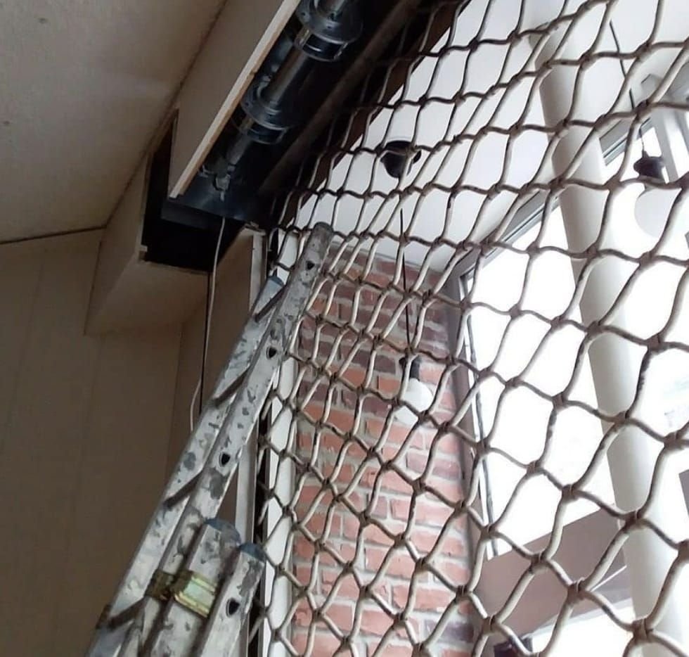 Réparation du rail et des galets d'une grille de protection de vitrine – dépannage à Tousson