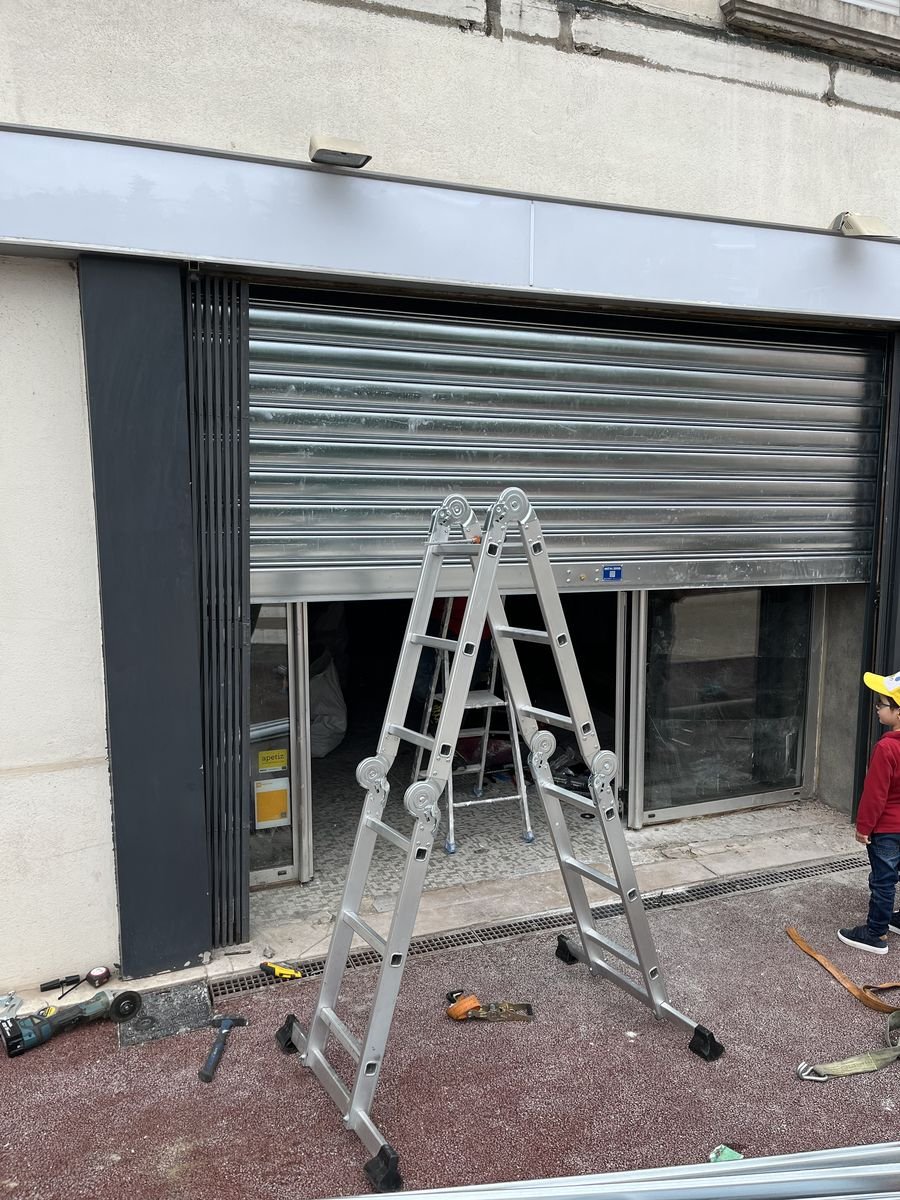 Work on a shop front's aluminium and glazed slat shutter – repair in Briis-sous-Forges