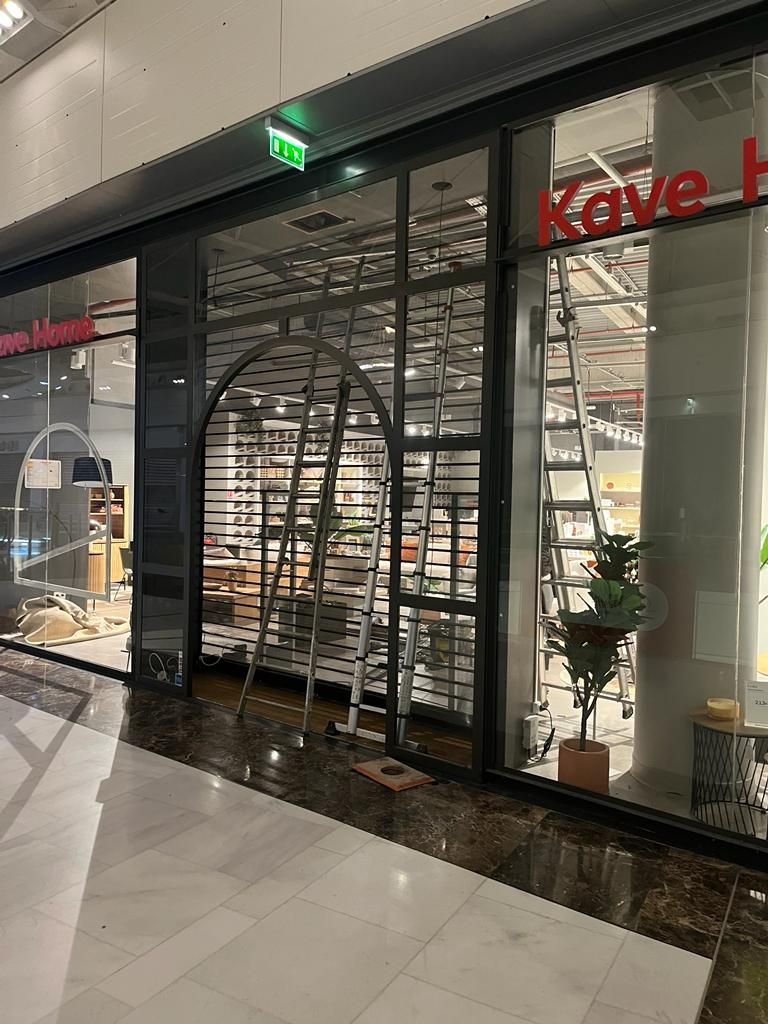 Dépannage d'un rideau métallique transparent de boutique en centre commercial – dépannage à Saint-Prix