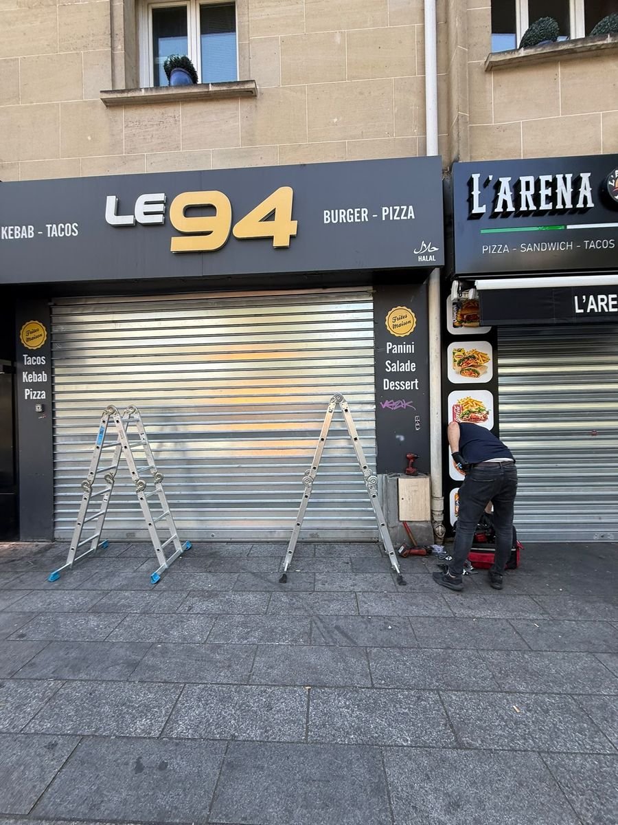 DRM Paris technician repairing a restaurant metal shutter – repair in Pontault-Combault