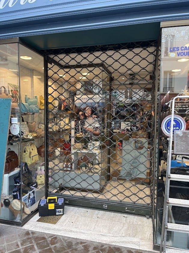 Extensible scissor grille protecting a shop window – repair in Vincy-Manœuvre