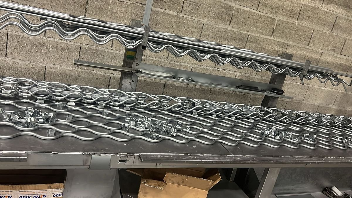 Grilles ondulées galvanisées prêtes à poser, fabriquées en atelier – dépannage à Tousson