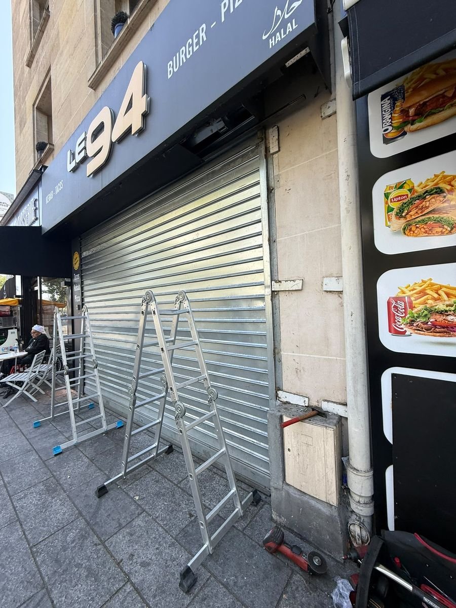 Installation of a galvanised solid-slat metal shutter on a shop front – repair in Mareil-sur-Mauldre