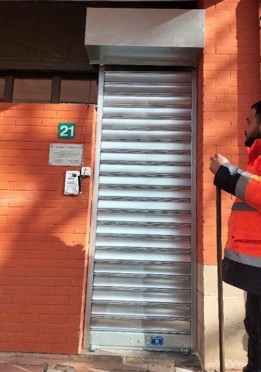New galvanised solid-slat shutter with housing fitted on an access door – repair in Cergy