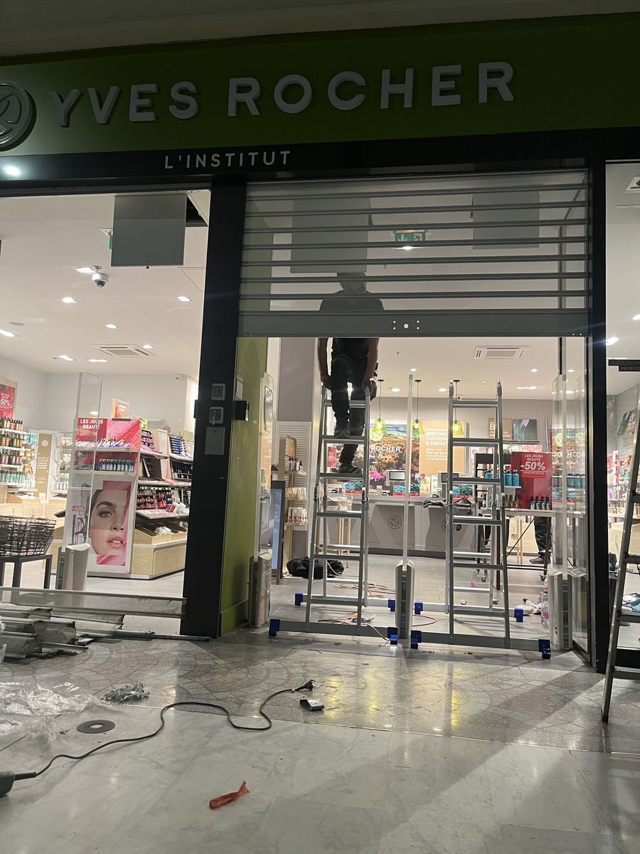 Replacement of a shop's transparent-slat shutter in a shopping centre – repair in Pontault-Combault