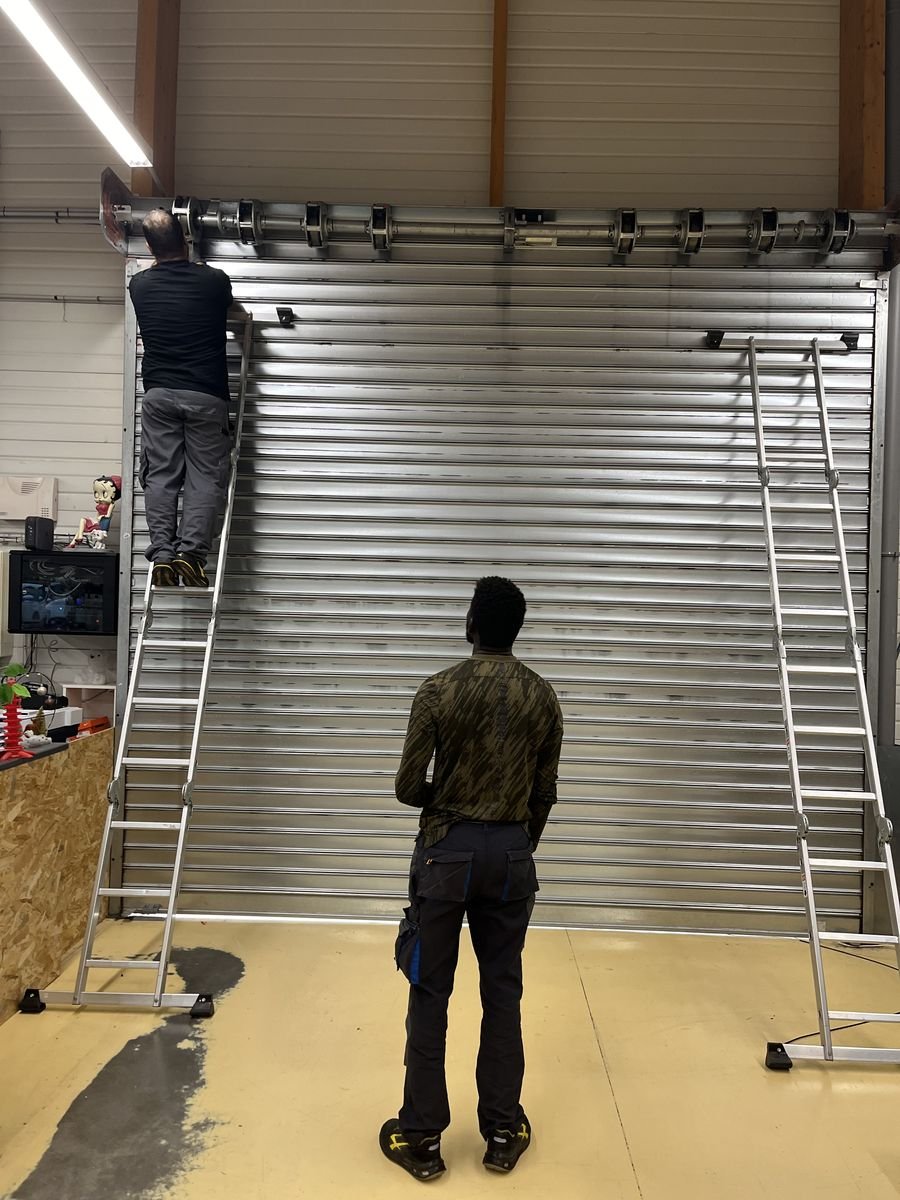 Assembly of an extra-wide metal shutter by our technicians in the workshop – repair in Briis-sous-Forges