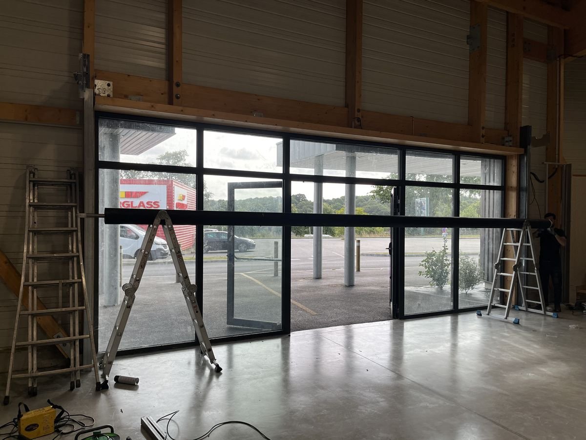 Fitting a new motorised shaft on a shop front under renovation – repair in Maincy