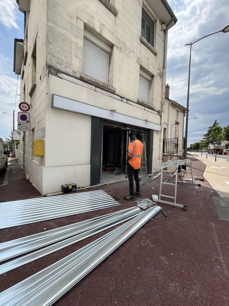 Complete replacement of an extra-wide shutter's motorised shaft by our two technicians – repair in Hautefeuille