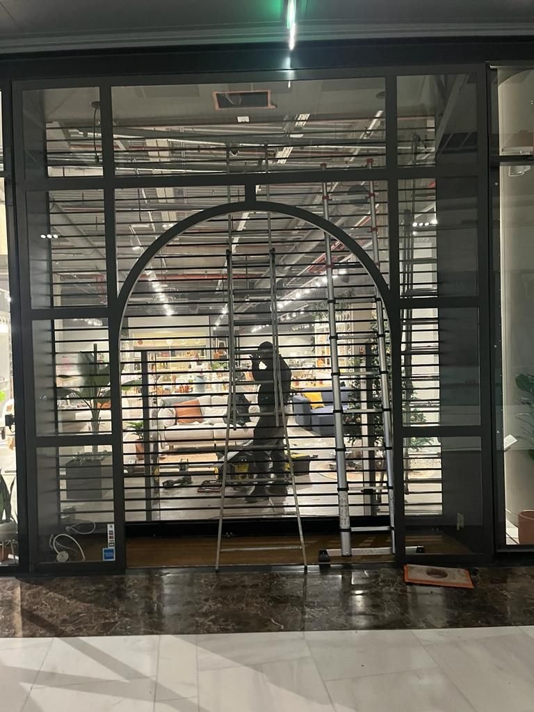 Repair of a shop shutter with tubes and transparent panels – repair in Maincy