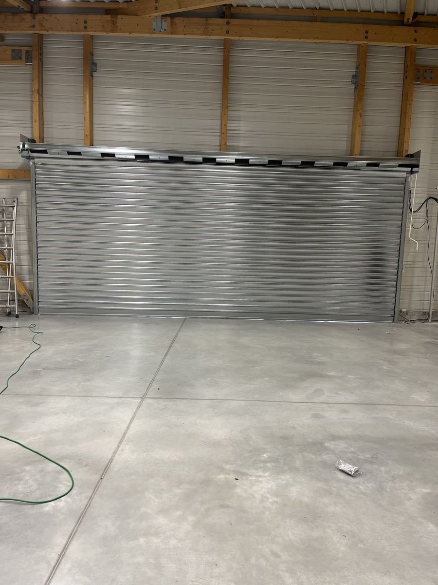 Closed extra-wide metal shutter fitted to a garage and business unit – repair in Lassy