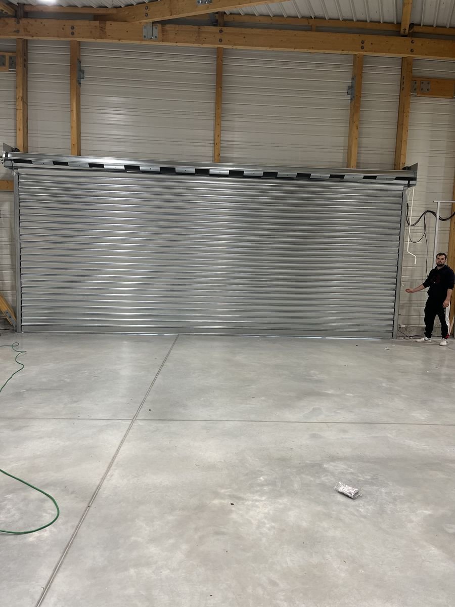 Rideau métallique de grande largeur assemblé et testé avant la pose – dépannage à Saint-Prix
