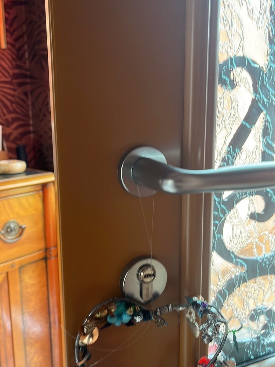 Reinforcement strip and lock fitted on solid-wood double doors – locksmith in Sailly