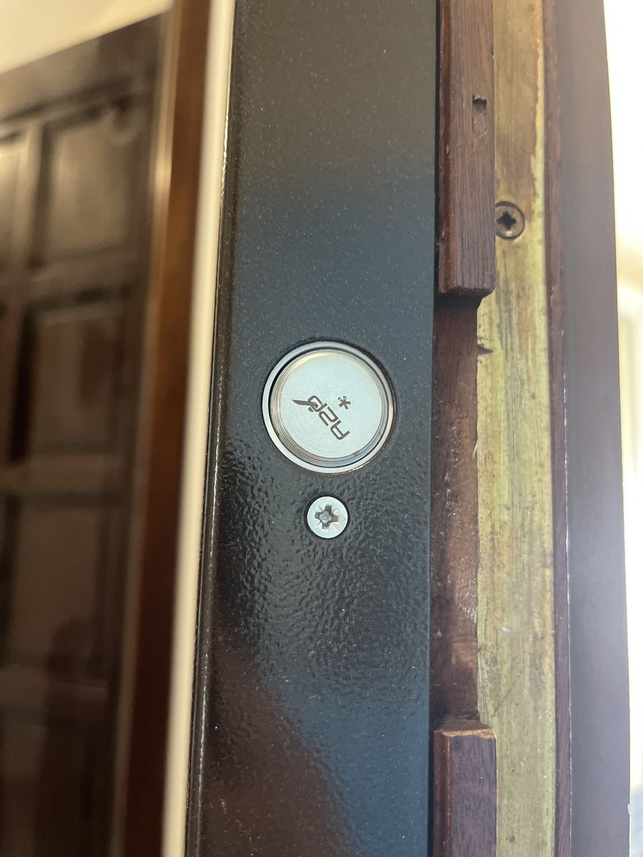 A2P certification seal on the case of a security door lock – locksmith in Le Châtelet-en-Brie