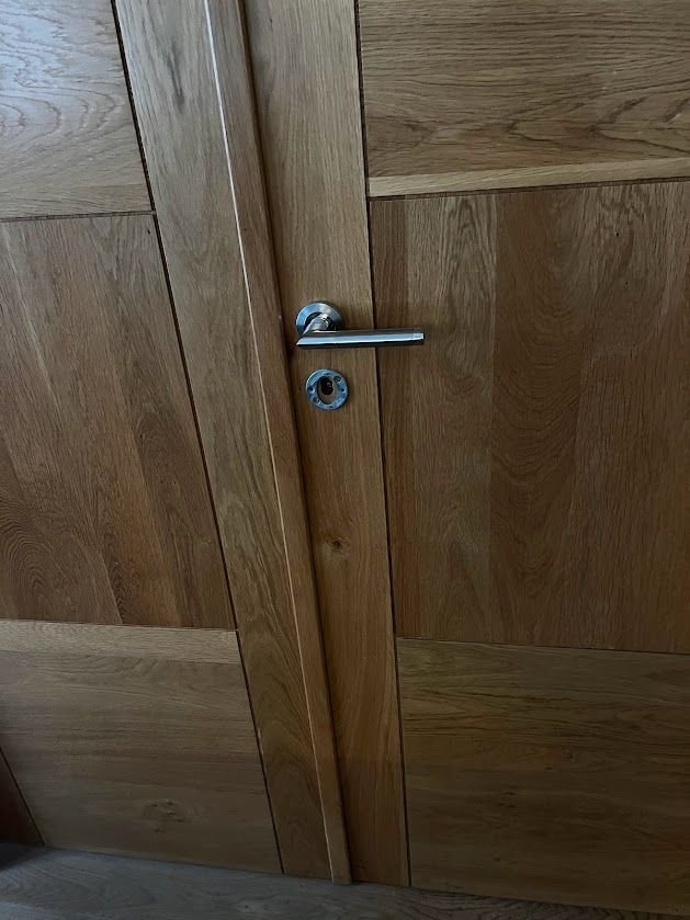 Changement de serrure sur une porte en chêne – serrurier à La Croix-en-Brie