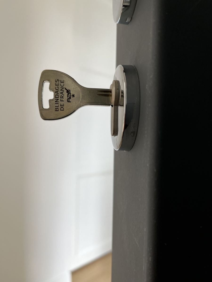 Clé de serrure certifiée A2P sur une porte blindée : sécurité reconnue par les assurances – serrurier à Mours