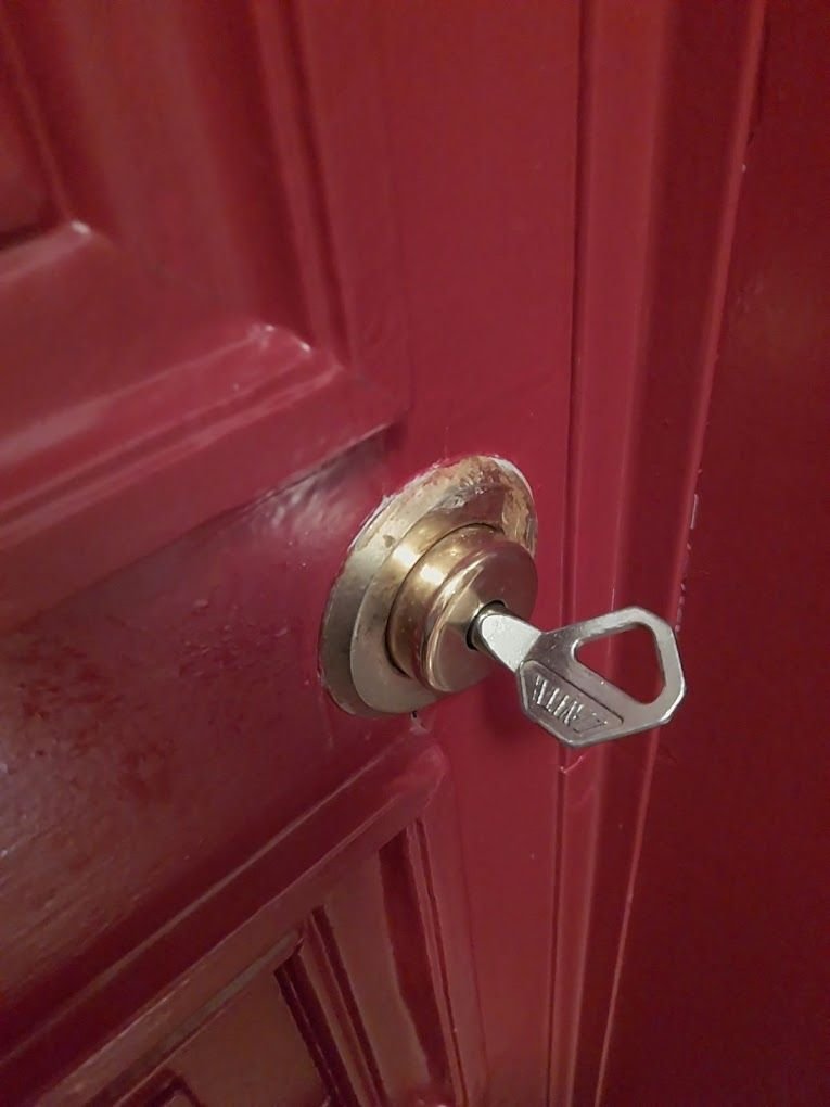 Freeing an old round-cylinder lock – locksmith in Paris 20e