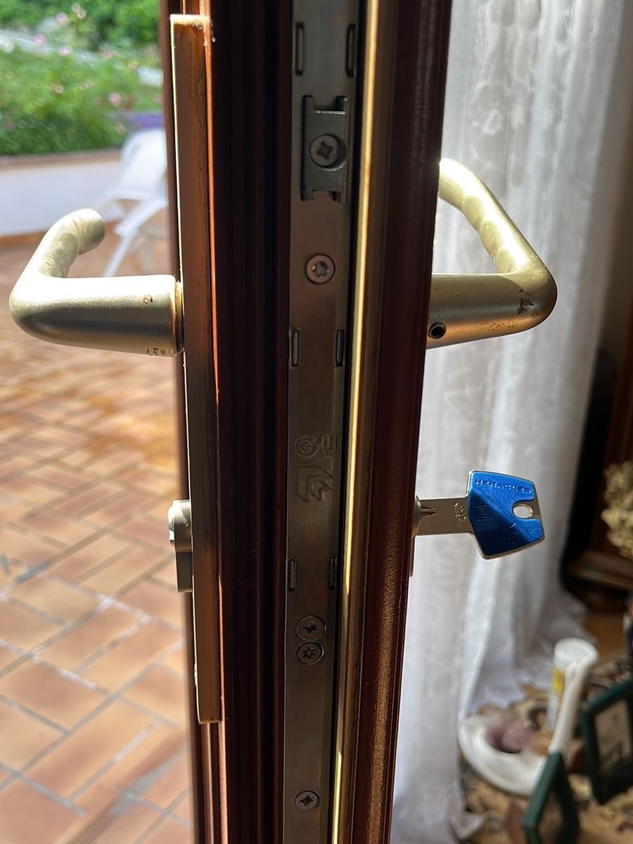 Crémone multipoints de porte-fenêtre révisée avec cylindre neuf – serrurier à Quiers