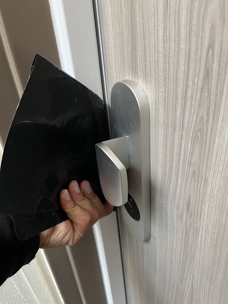 Bricard cylinder and new set of keys fitted on a security door – locksmith in Noyen-sur-Seine