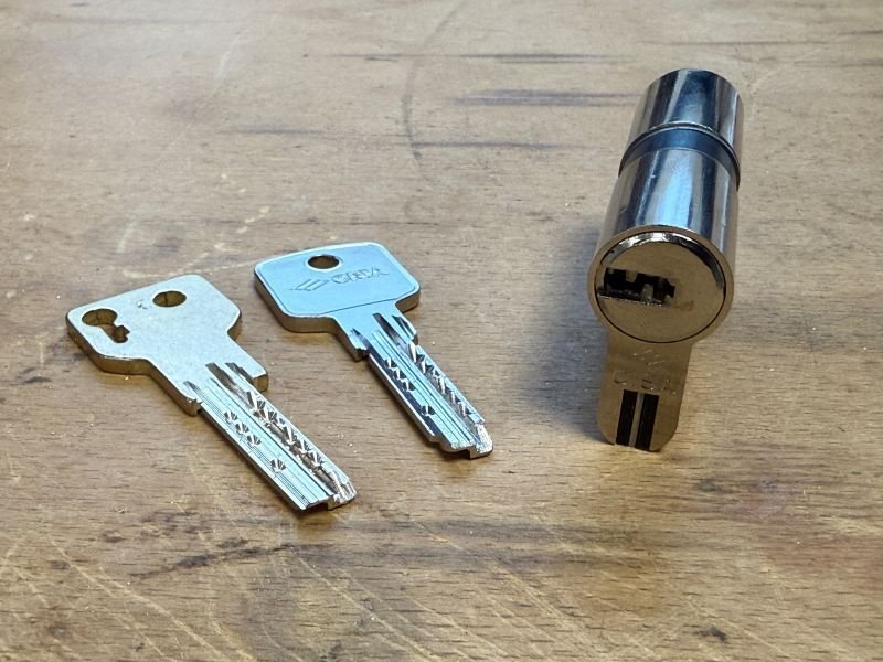 Cylindre haute sécurité et clés protégées avant pose – serrurier à Neauphle-le-Vieux