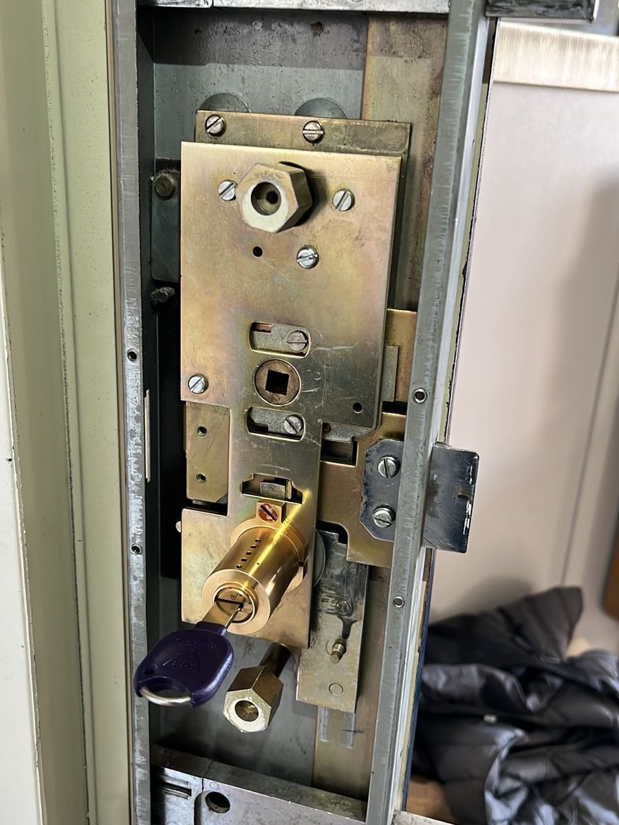 Cylindre à pompe haute sûreté monté sur une serrure de porte blindée – serrurier à Labbeville