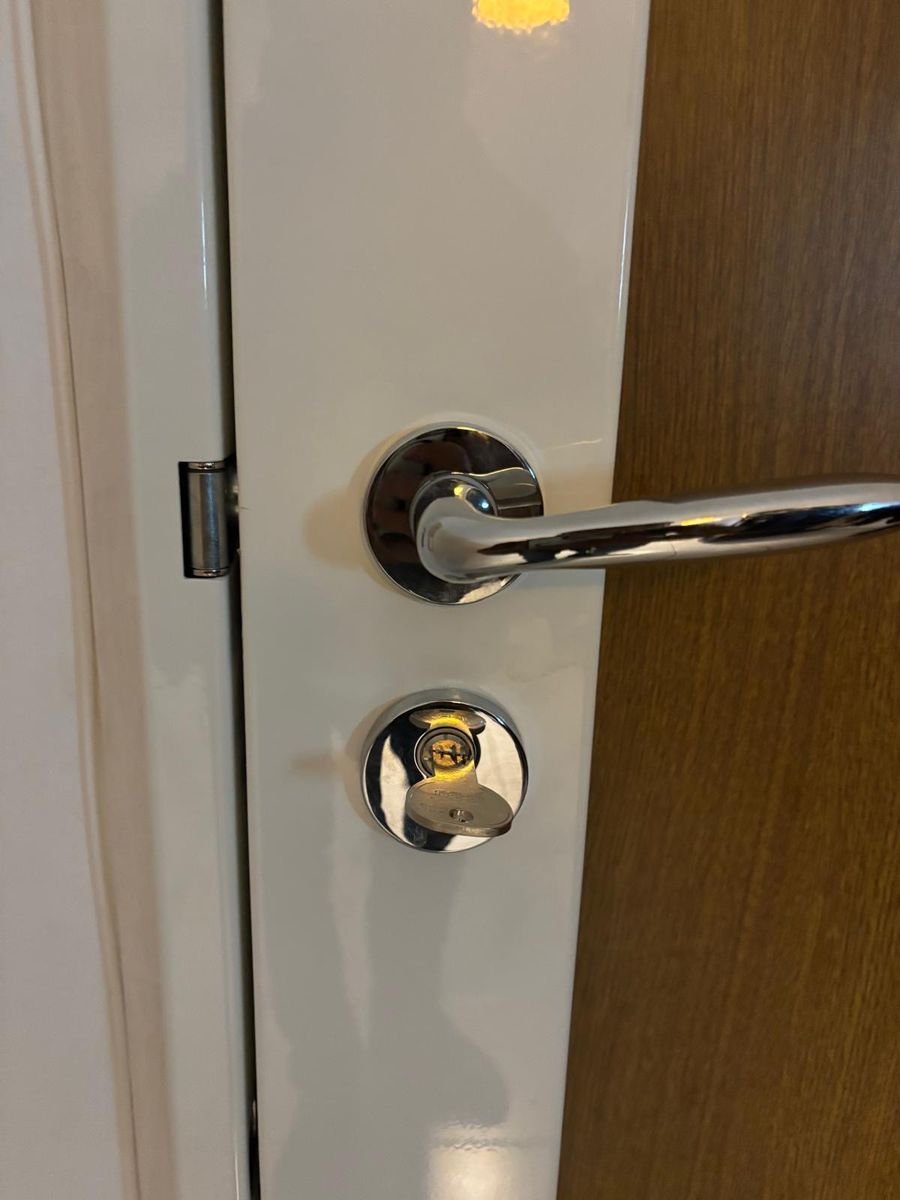 Rosace de sécurité et cylindre neuf posés sur une porte laquée – serrurier à Villennes-sur-Seine