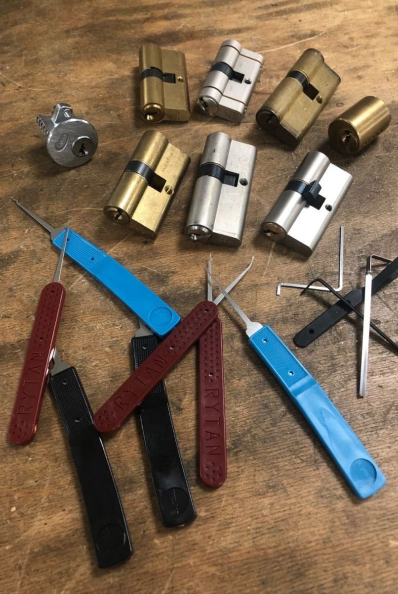 Cylinders and fine-opening tools during training in our workshop – locksmith in Rouilly
