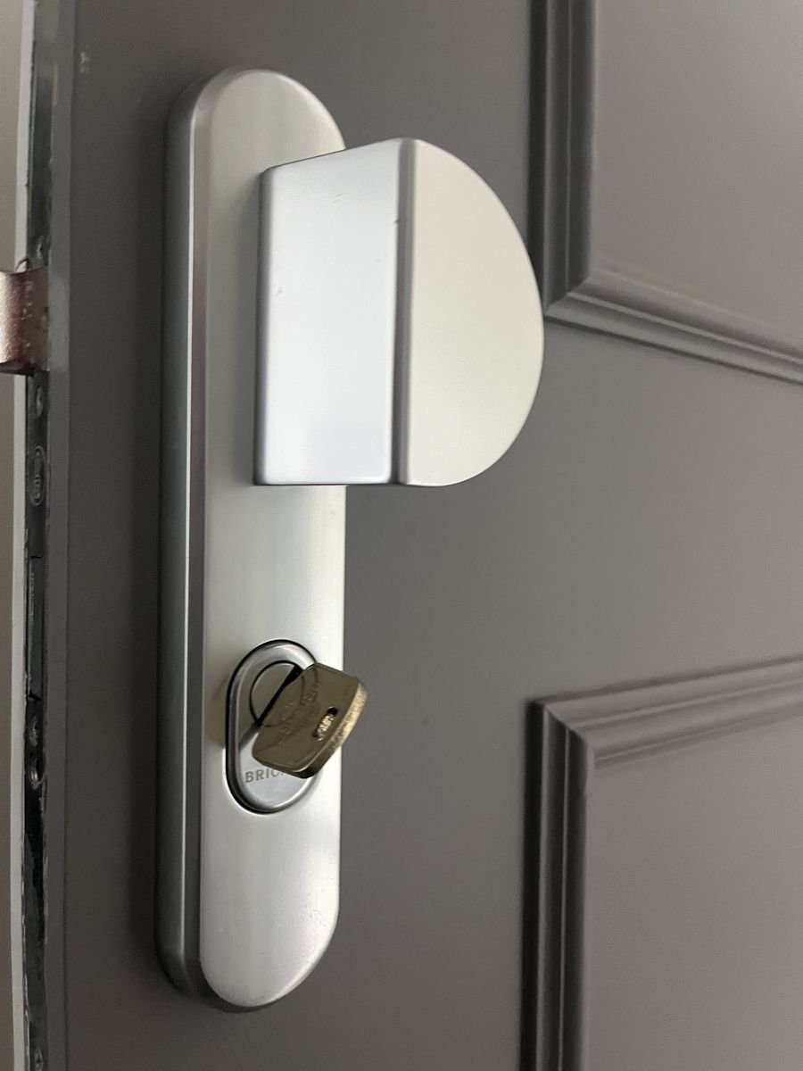 Bricard trim with knob and protected cylinder fitted on a security door – locksmith in Champagne-sur-Oise