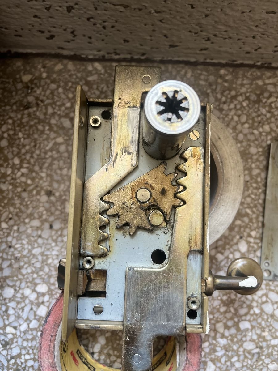 Multipoint lock espagnolette mechanism opened for repair: gears and rack – locksmith in Paris 20e