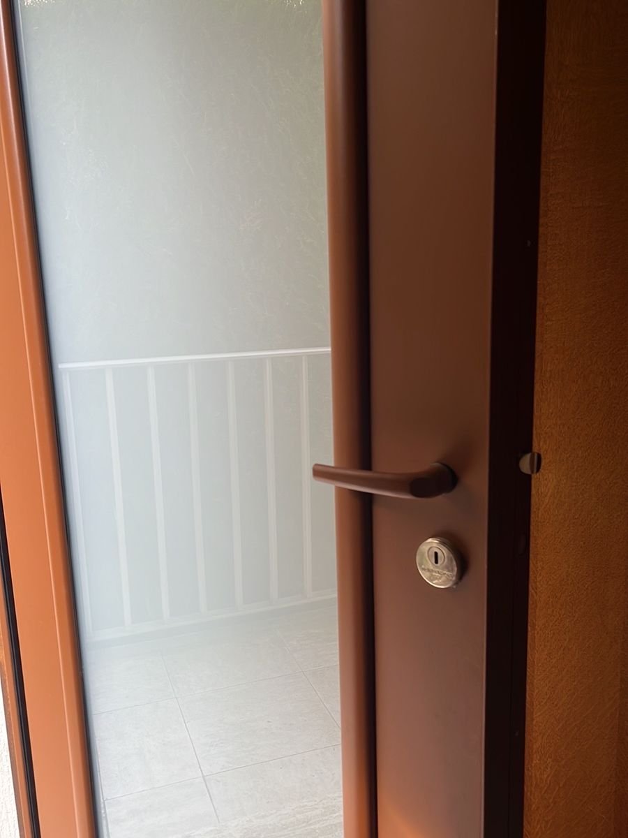 Repairing a lock's internal mechanism in the workshop – locksmith in Morigny-Champigny