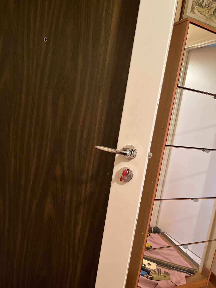Ouverture fine d'une porte claquée au film souple, sans aucune dégradation – serrurier à Aincourt