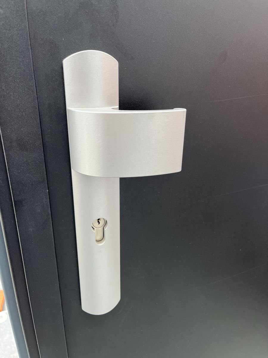 Poignée blindée et cylindre protégé posés sur une porte d'entrée anthracite – serrurier à Mours