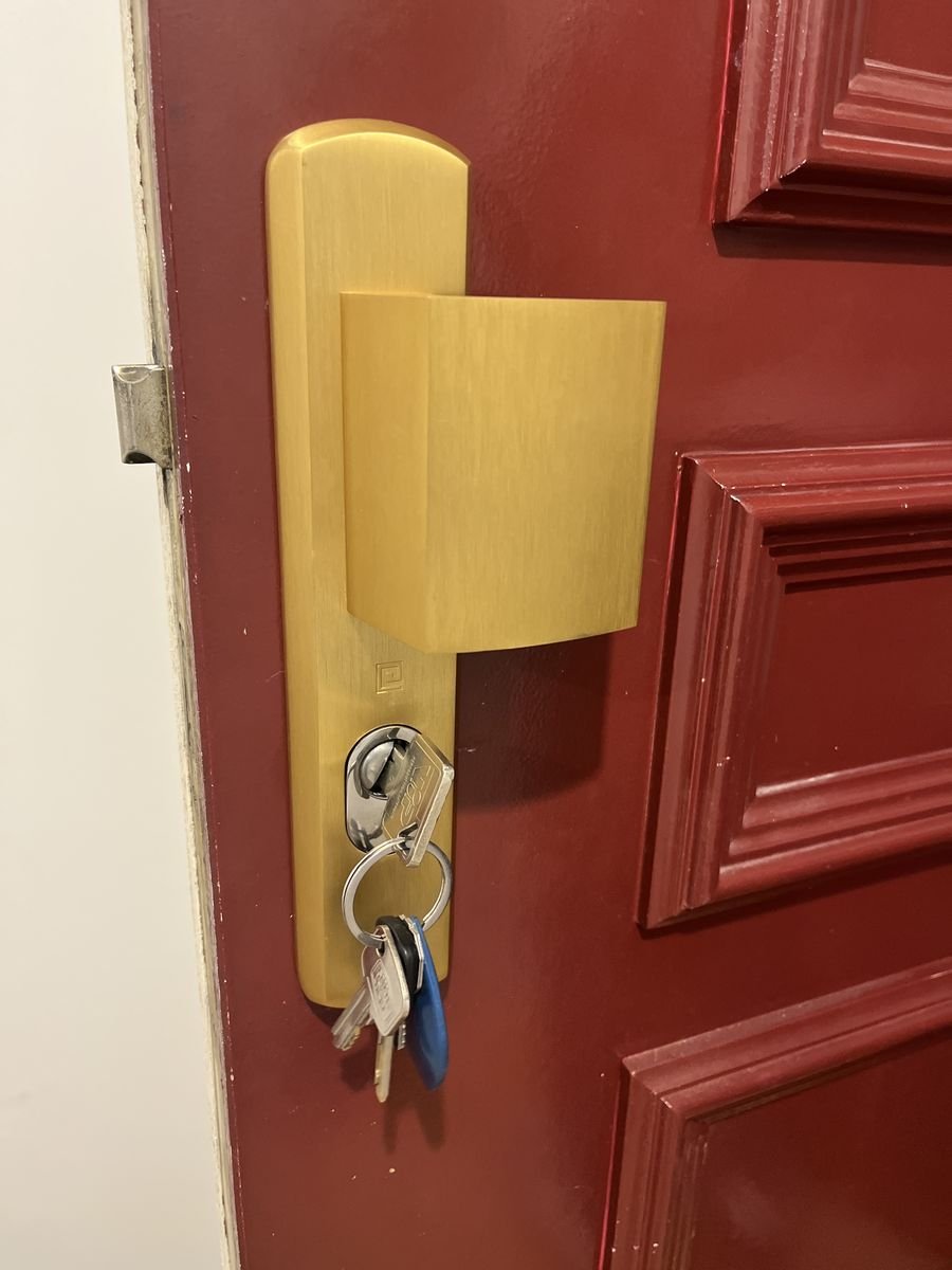 Picard landing handle and cylinder fitted on a lacquered apartment door – locksmith in Ballainvilliers