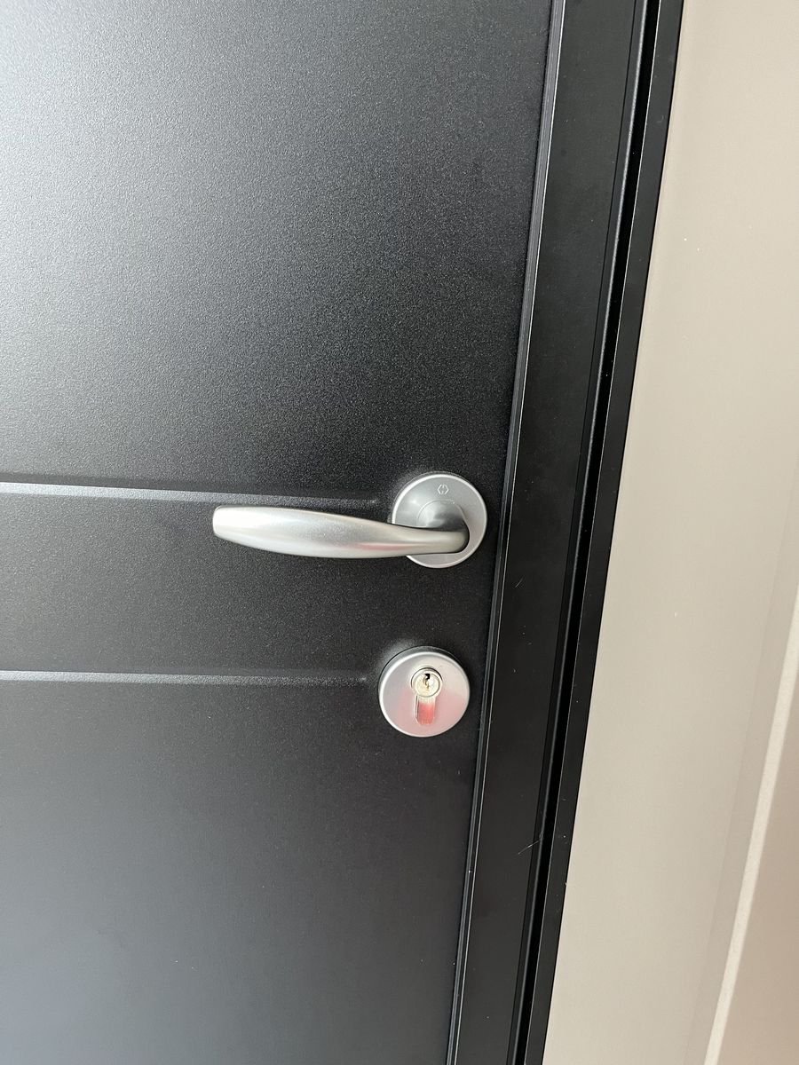 Anthracite security door with aluminium handle and high-security cylinder – locksmith in Ablis