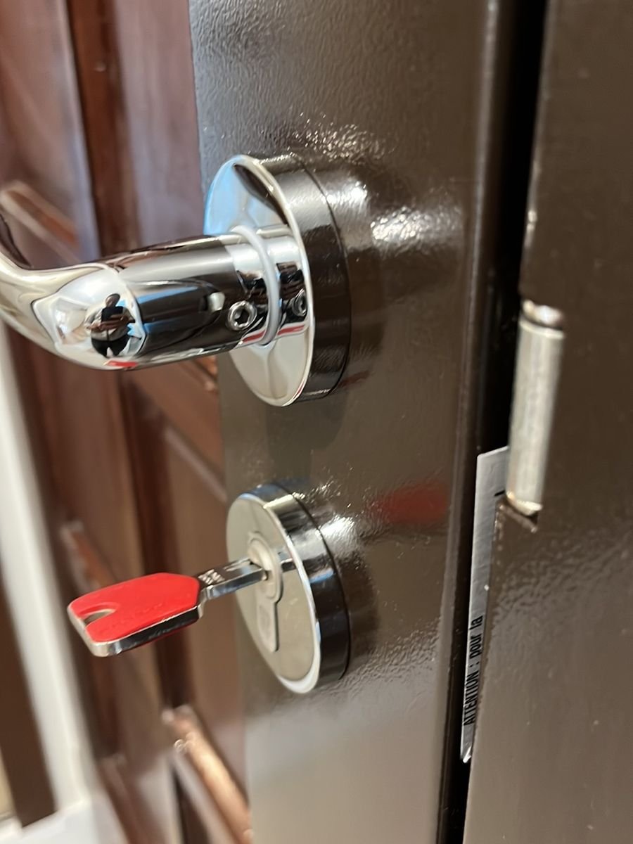 Security door fitted with a high-security cylinder and protected key – locksmith in Les Bréviaires