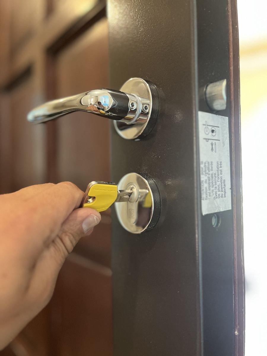 Security door fitted with a Héraclès high-security cylinder and protected key – locksmith in Banthelu