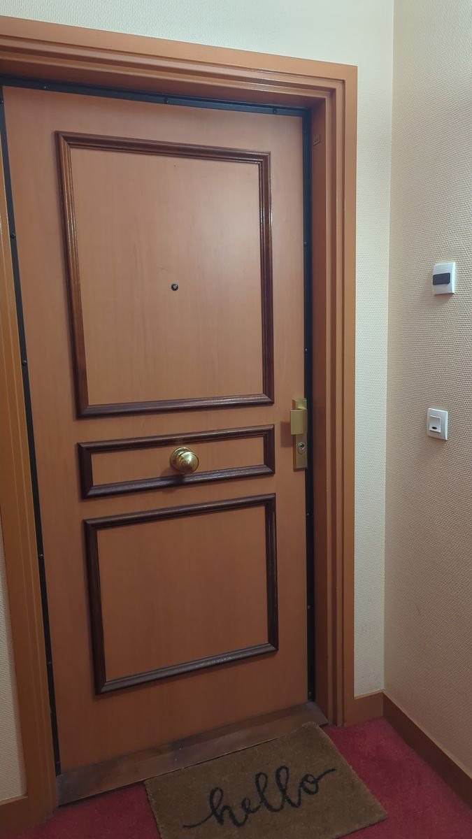 Porte blindée à décor bois avec serrure de sûreté et bouton laiton – serrurier à Aincourt