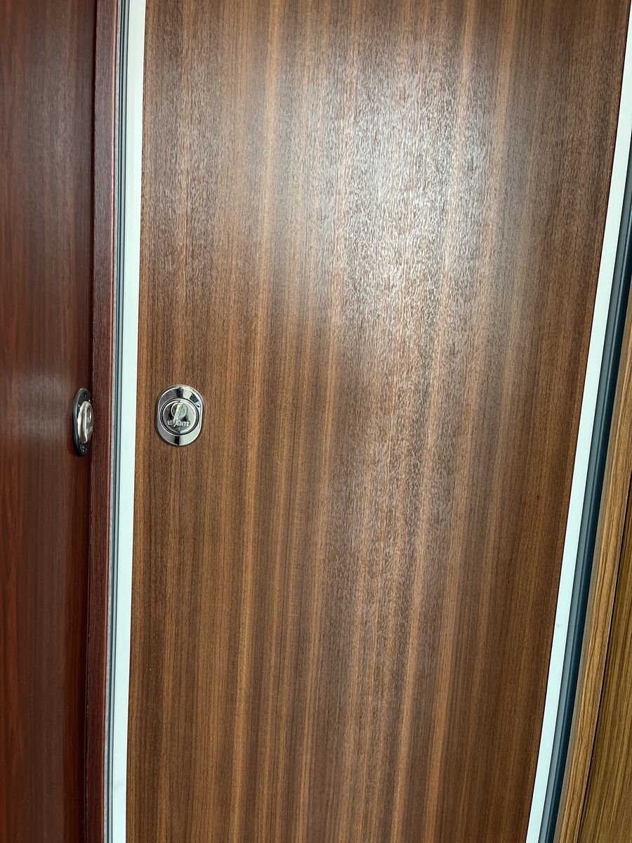 Protège-cylindre Valente posé sur une porte palière en bois – serrurier à Seine-Port