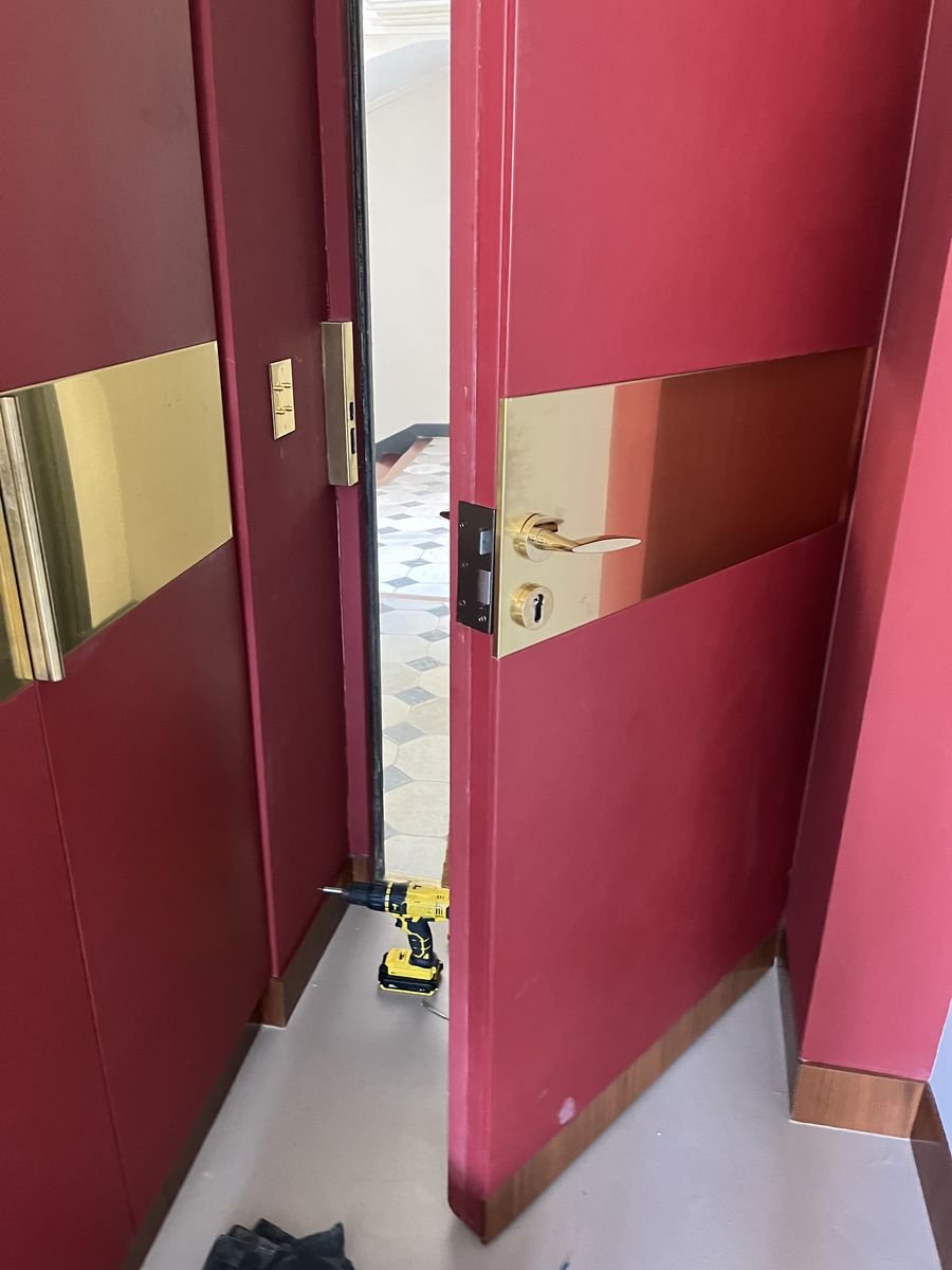 Rénovation complète des serrures et garnitures laiton de portes palières – serrurier à Aincourt