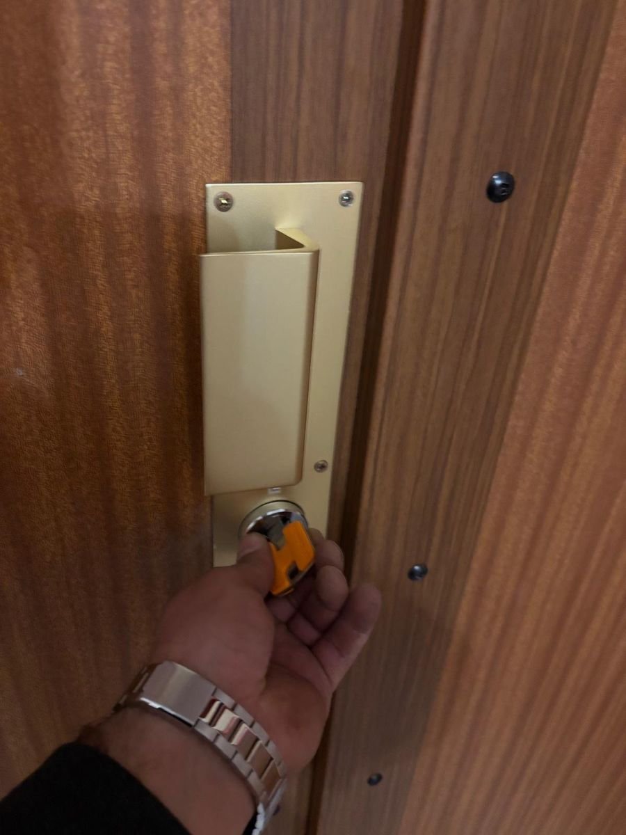 Surface-mounted lock and security key on an entrance door – locksmith in Banthelu