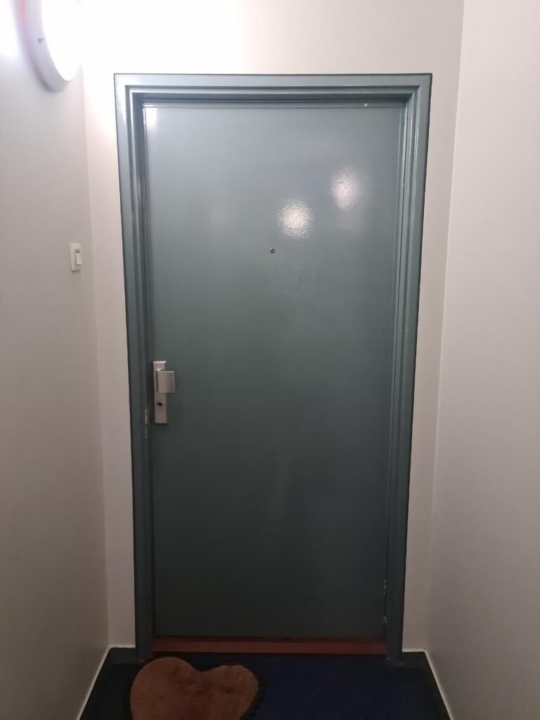 Serrure en applique installée sur une porte palière – serrurier à Doue