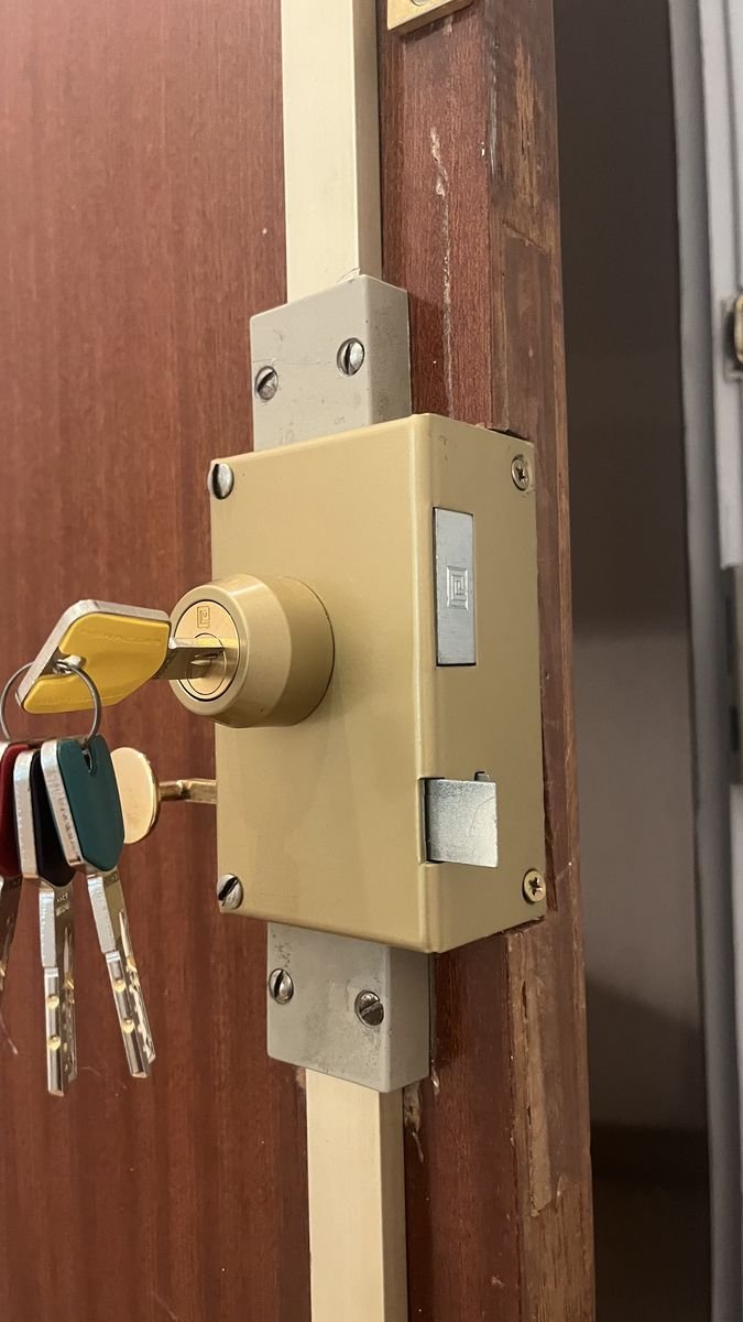 Serrure en applique neuve avec son trousseau de clés protégées – serrurier à Le Plessis-l'Évêque