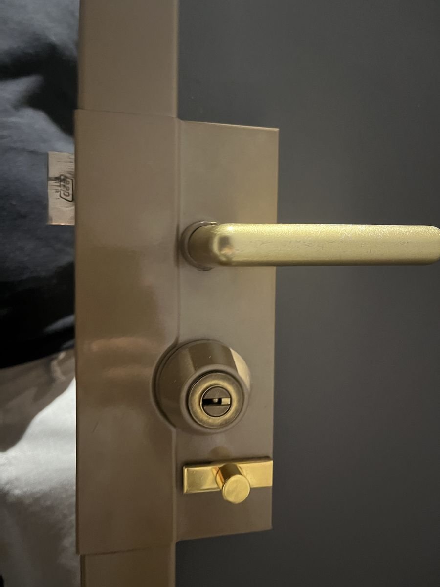 Bronze lock with protected cylinder and brass deadbolt on a landing door – locksmith in Champagne-sur-Oise