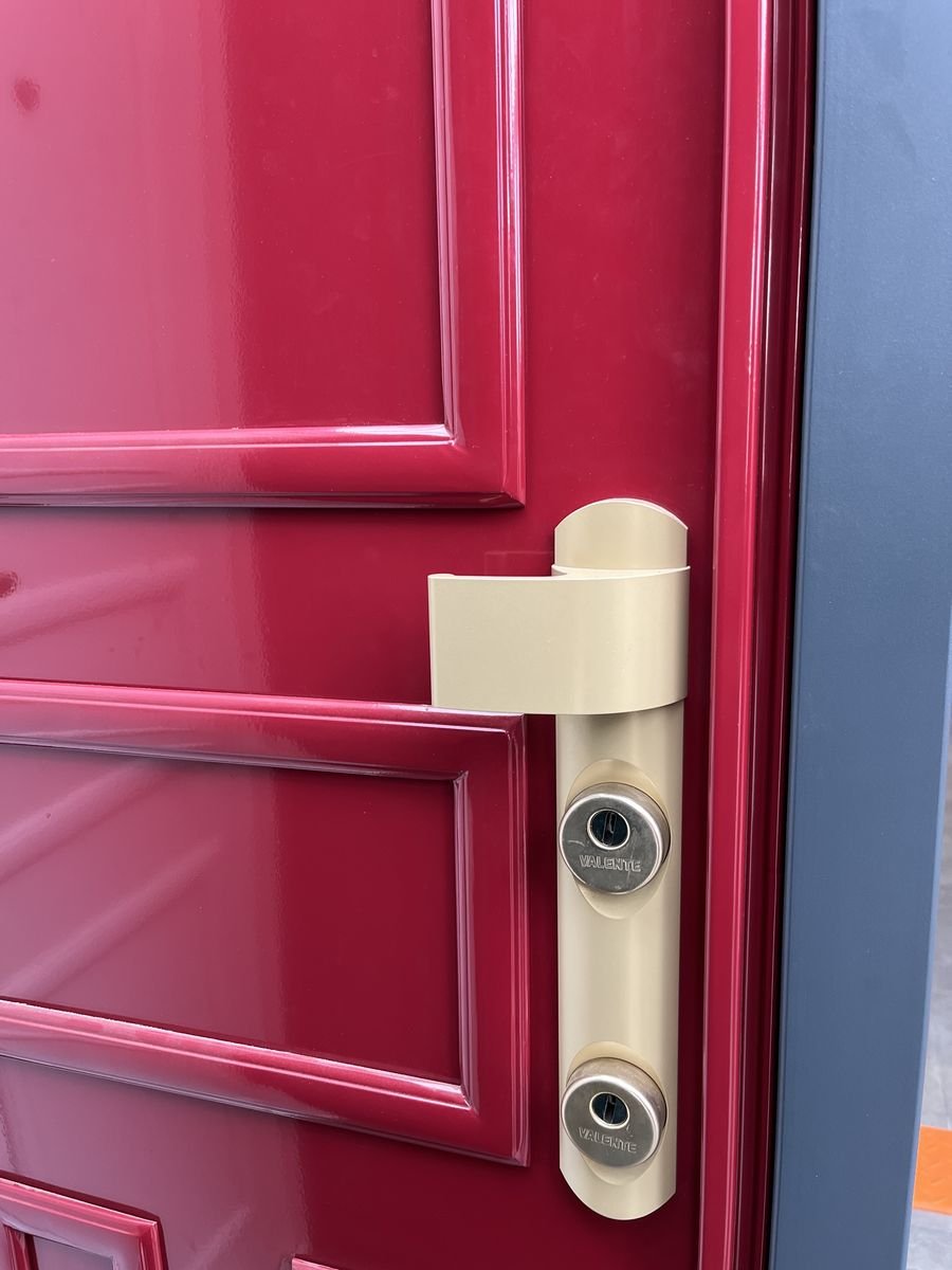 Serrure en applique Héraclès à clés protégées posée sur une porte ancienne rénovée – serrurier à Saint-Illiers-le-Bois