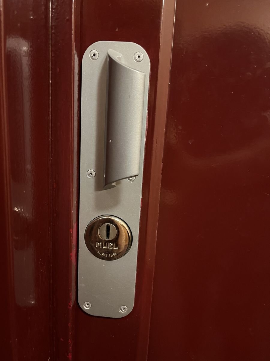 Serrure de sûreté Muel Paris posée sur une porte d'immeuble laquée – serrurier à Vigny