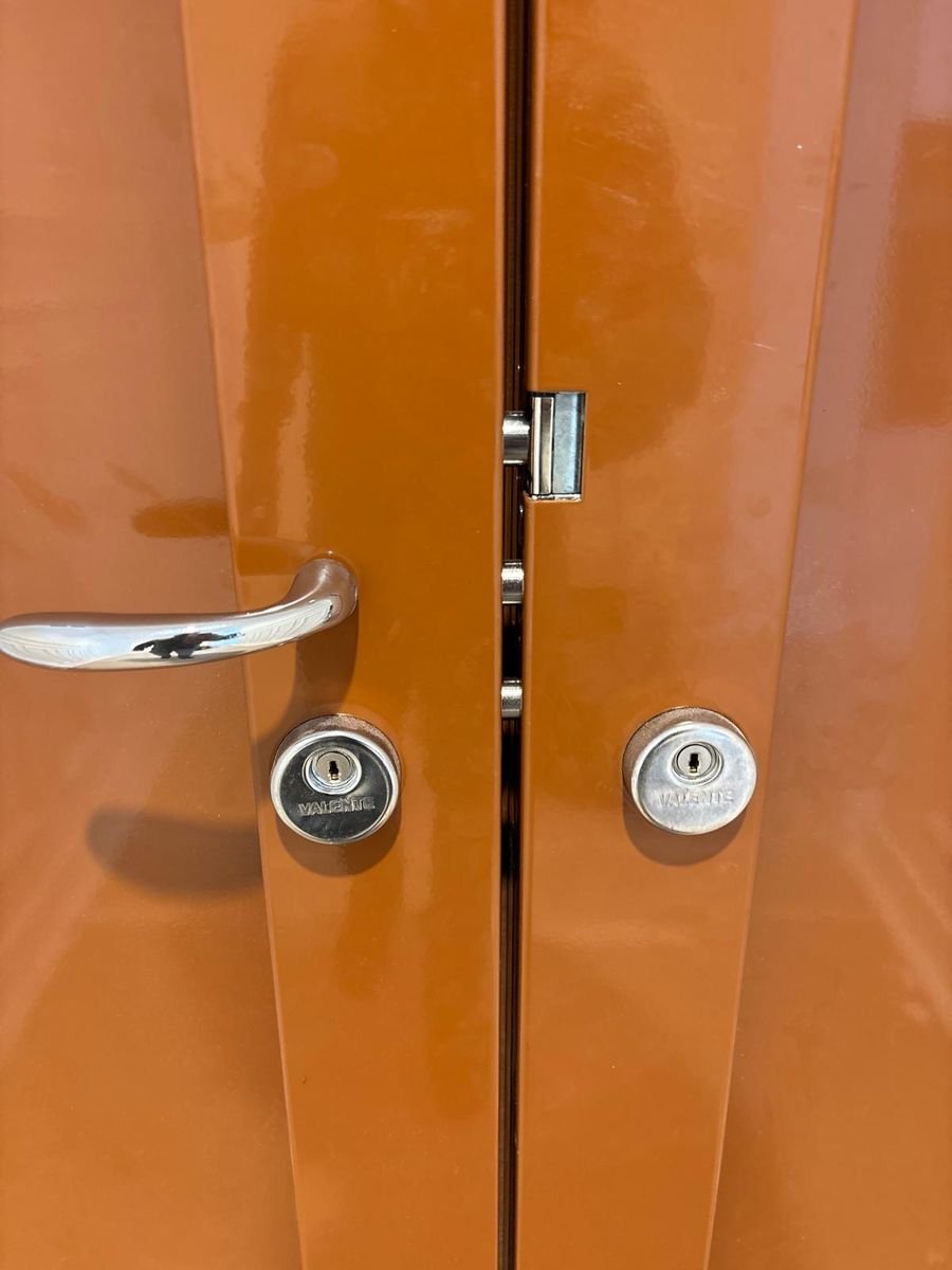 Double-cylinder multipoint lock on a lacquered door – locksmith in Saint-Léger