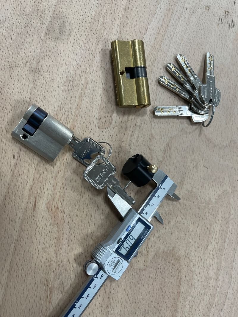Serrure et cylindre posés sur une porte-fenêtre – serrurier à Gargenville