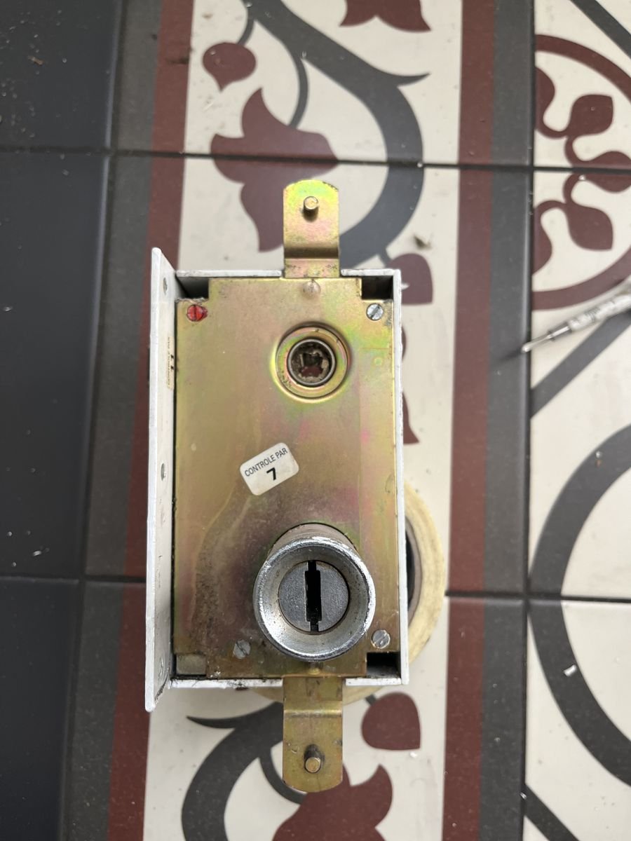 Two-cylinder metal shutter lock removed before replacement – locksmith in Saulx-Marchais