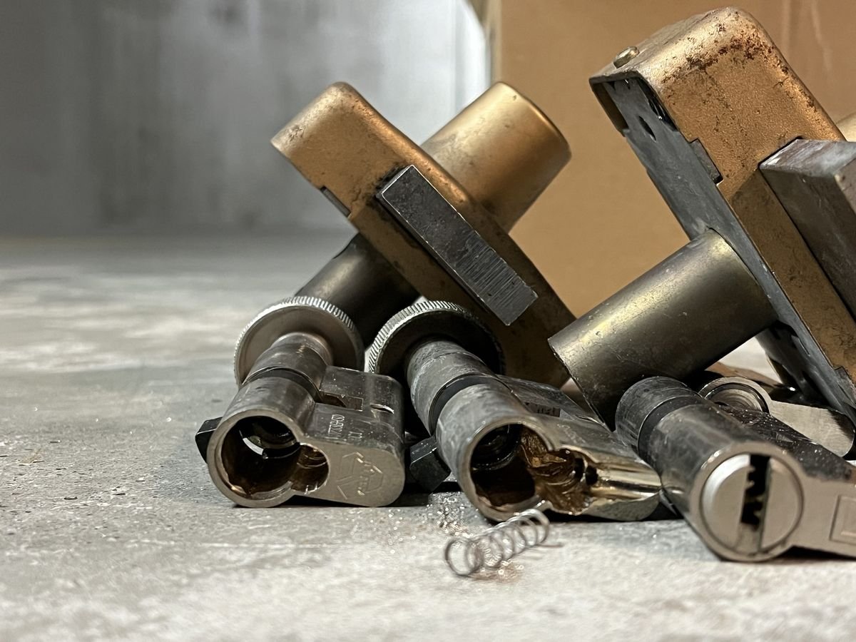 Tubular locks and drilled cylinders removed after complete replacement – locksmith in Gravon