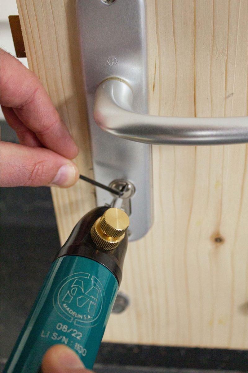 Serrurier réalisant l'ouverture d'une porte claquée au pistolet de crochetage – serrurier à Bezons